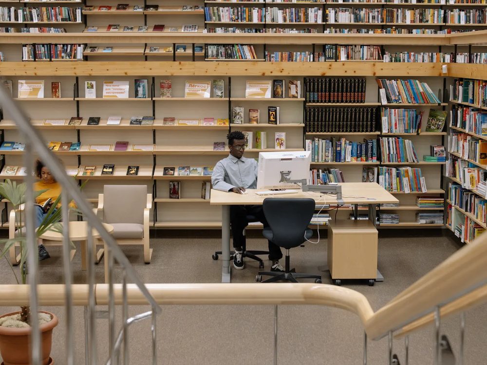 図書館の閲覧スペース